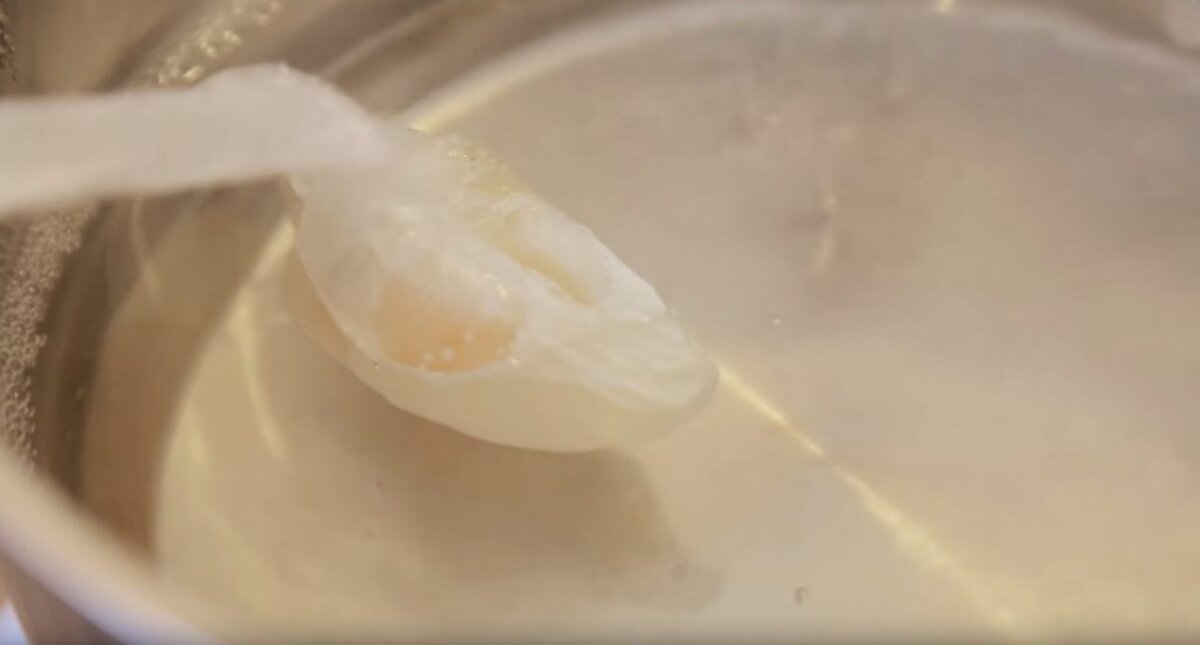 Яйца-пашот на сковороде с Прошутто - Безмолочная Рецепты