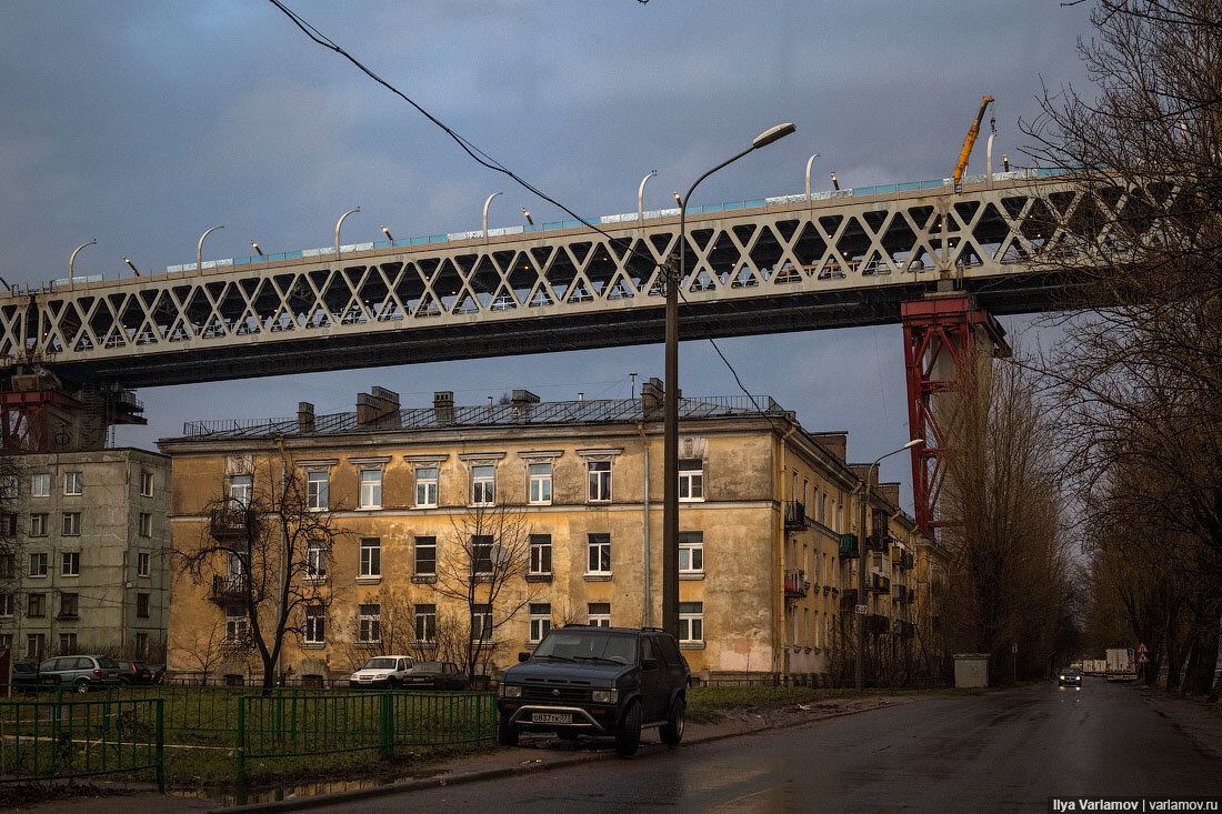 Дом под мостом. Санкт-петербург канонерский остров мост. канонерский остров зсд над домами. канонерский остров эстакада. канонерский остров питер мост.