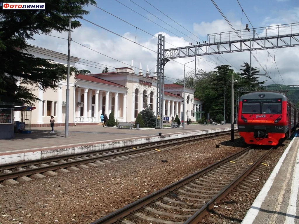 Таганрог пасс. Станция Туапсе-пассажирская. Железнодорожный вокзал Туапсе. Ж\Д вокзал в Туапсе. ЖД вокзал Туапсе пасс.