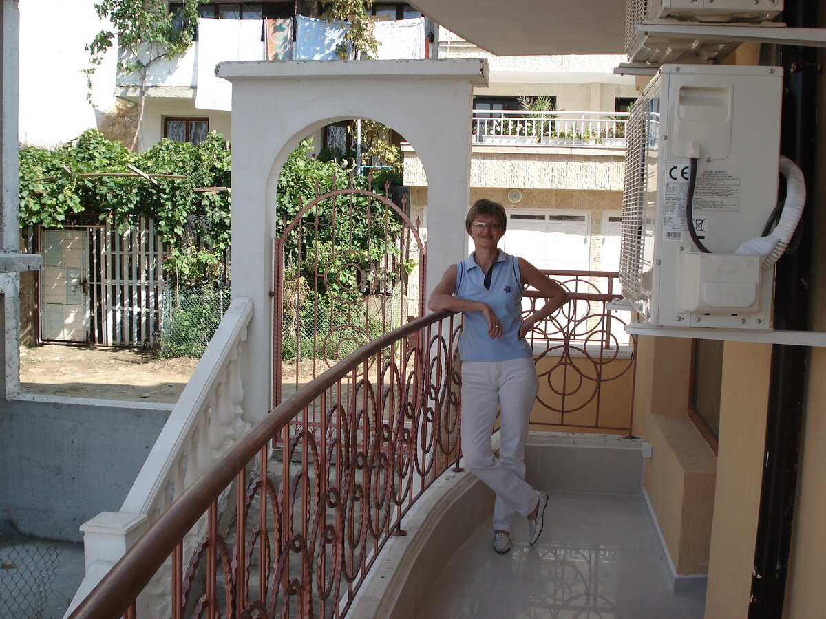 Вот так выглядел балкон до посадки винограда. Фото автора.