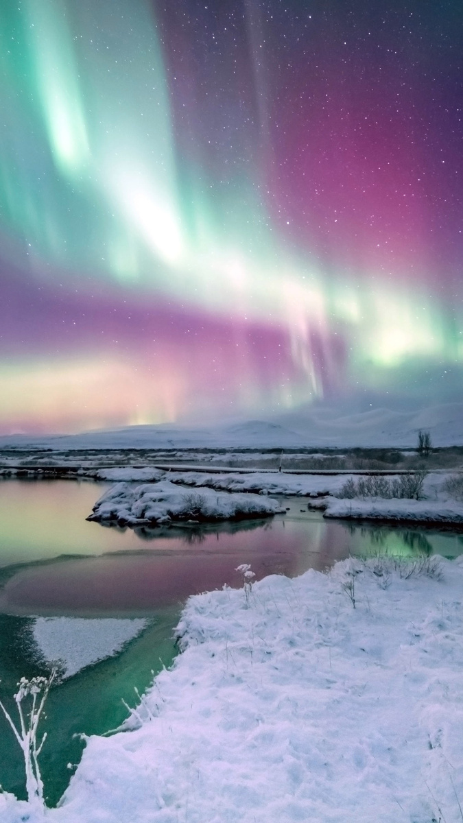 Полярное сияние, северное сияние, южное сияние, устар. «па́зори» — свечение верхних слоёв атмосфер планет, обладающих магнитосферой, вследствие их взаимодействия с заряженными частицами солнечного ветра.