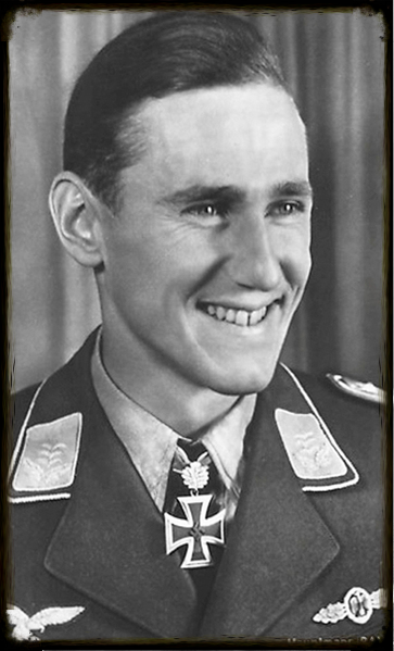 Гюнтер Ралль (10 марта 1918 — 4 октября 2009) — третий по числу побед ас в истории, одержал 275 побед (272 — на Восточном фронте), сбил 241 советский истребитель. Совершил 621 боевой вылет, был сбит 8 раз и 3 раза ранен.