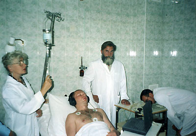 Профессоры НИИ Психотехнологий И. Смирнов и Е. Русалкина проводят психокоррекцию пациента при помощи музыки с фабулами, psycor.ru