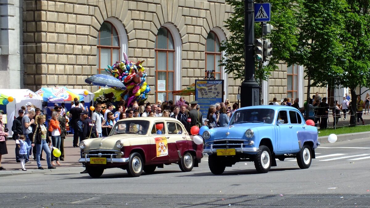 Слева "Москвич-407", справа "Москвич-410Н". Источник: https://upload.wikimedia.org/wikipedia/commons/2/21/Автопробег_Москвич-402_и_Москвич-410.JPG