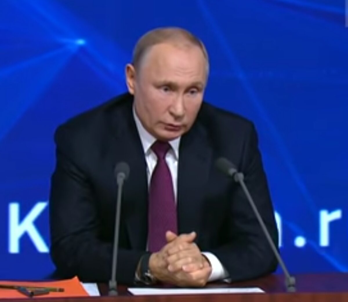 Путин в прямой линии отвечает на вопросы народа. Изображение с сервиса YouTube