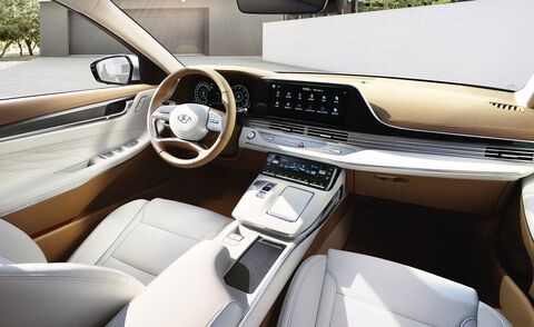 Дизайнеры явно постарались над салоном