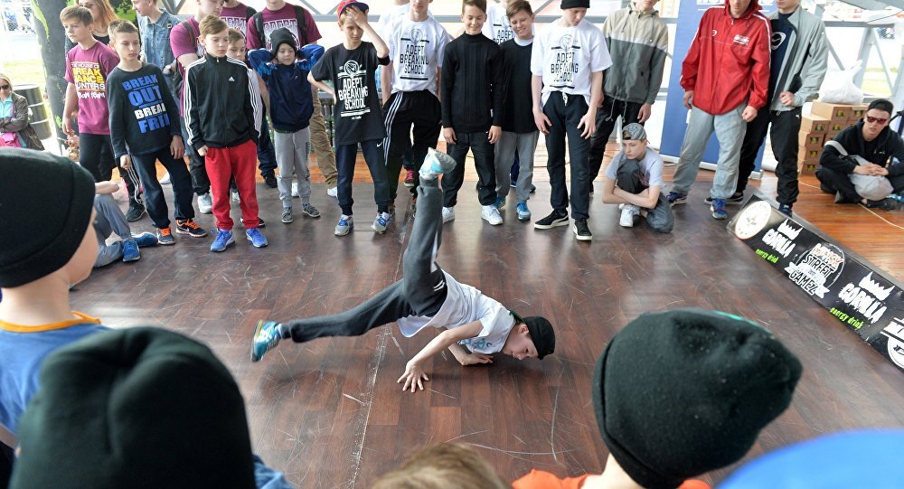Представители движения АУЕ учатся исполнять Танец осы в школе