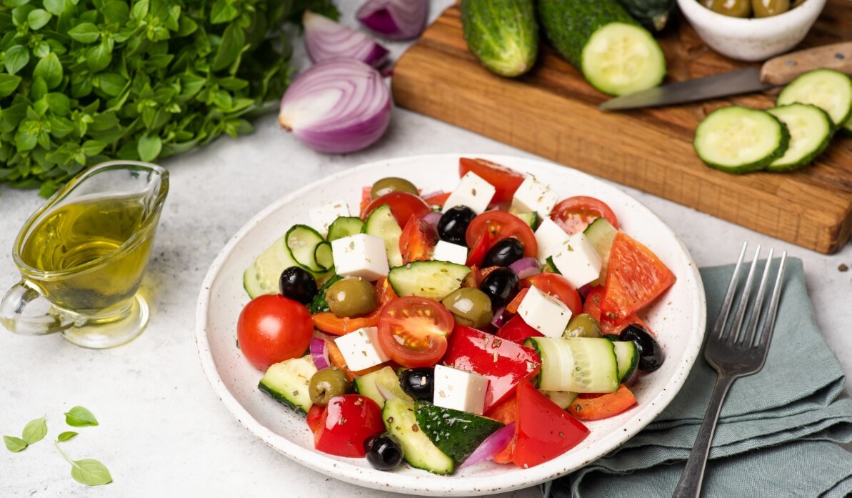 Нарезанные овощи. Греческий салат афины. Продукты для греческого салата. Греческий салат пп. Фетакса помидоры,огурцы перец маслины.