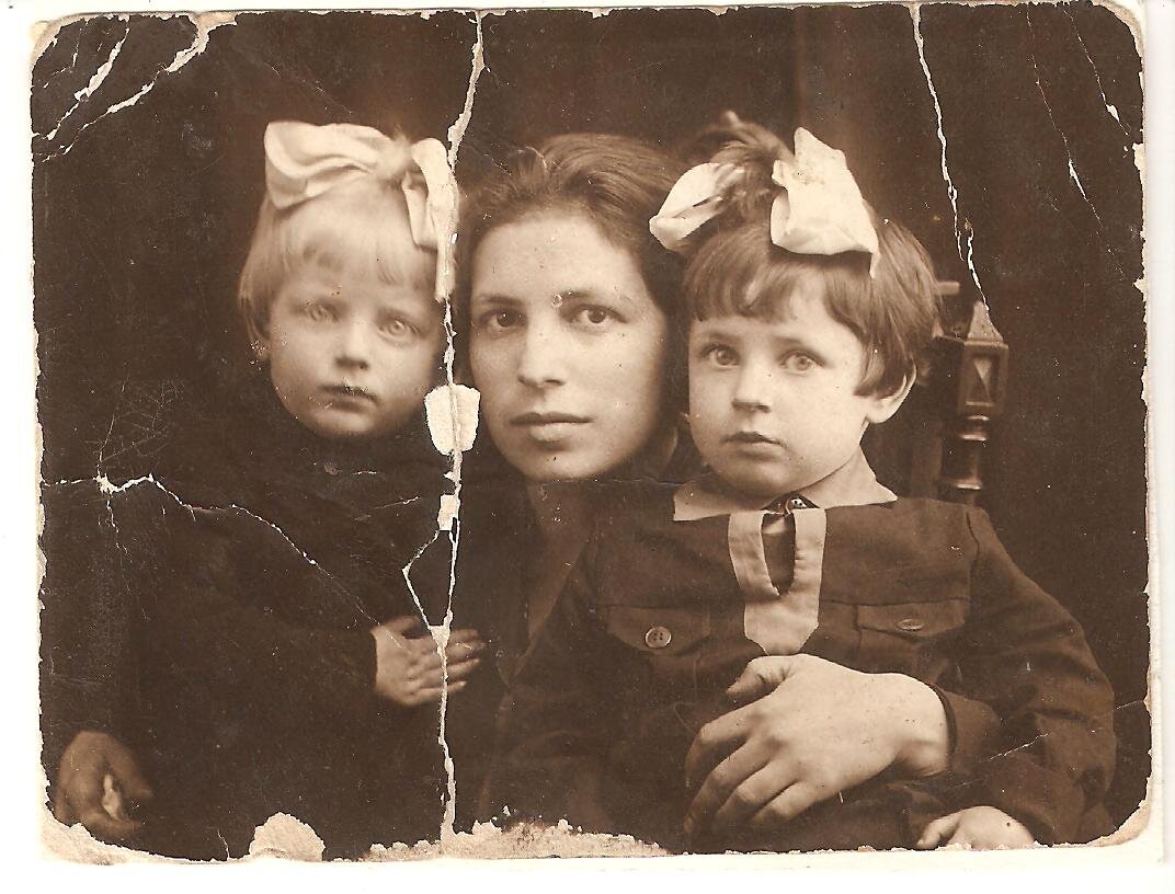Лея, её мама и старшая сестра Рива. Начало 30-х гг XX в.