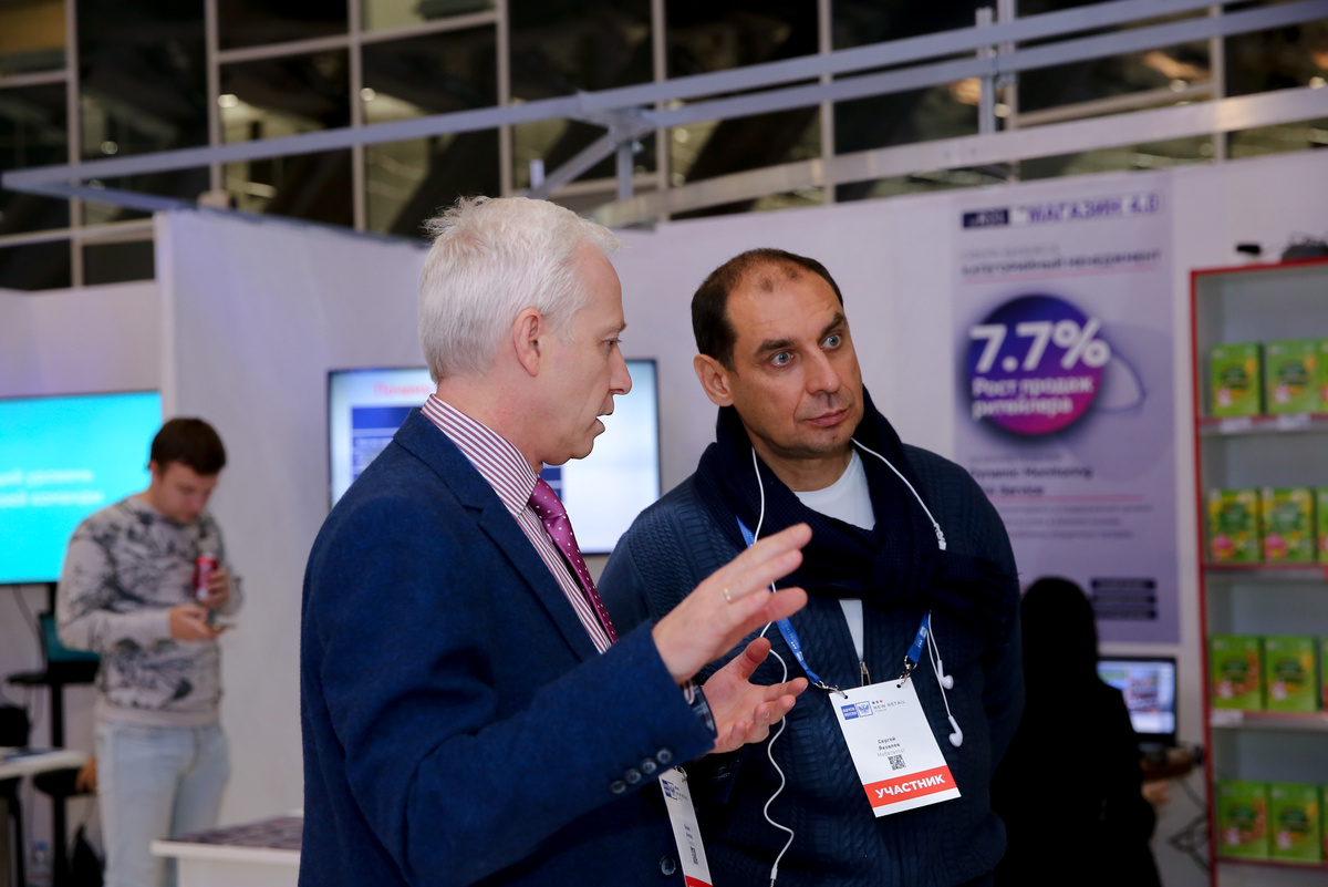 Агатов Борис проводит экскурсию по территории "Магазин 4.0 - ритейл будущего" на New retail Forum Почта России