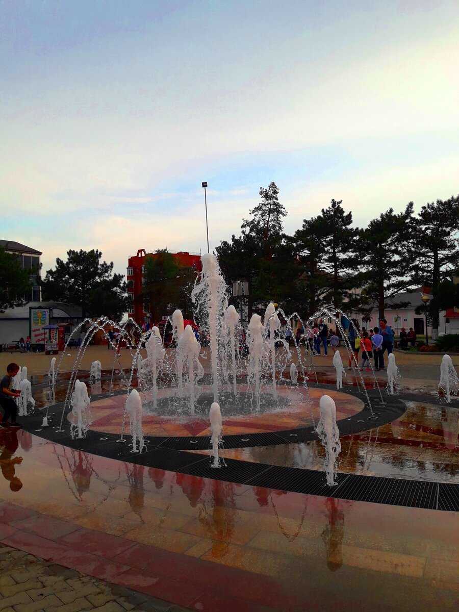 Темрюк край. Темрюк Краснодарский край. Темрюк центр города. Фонтан города Темрюка. Темрюк Центральная площадь.