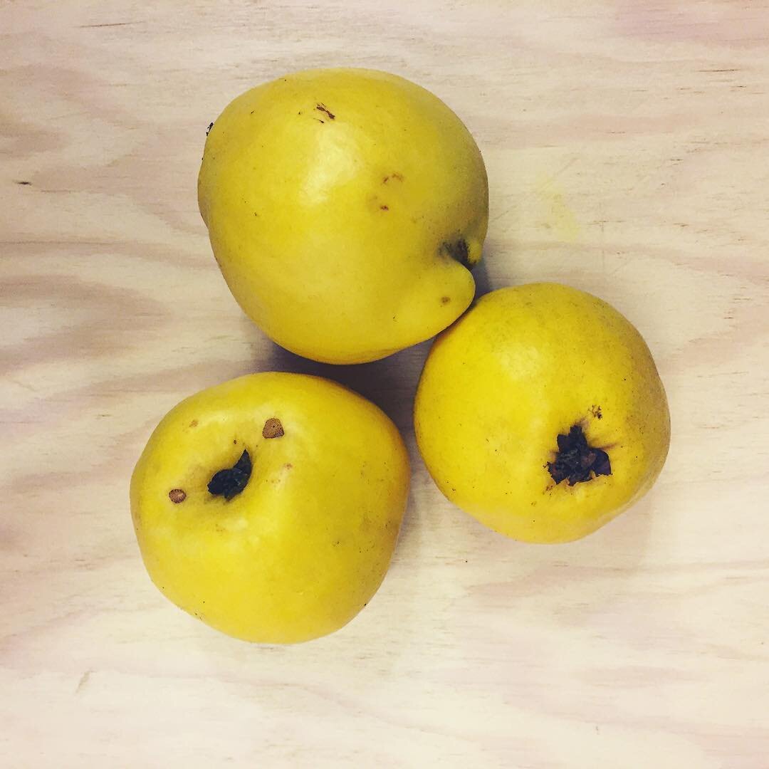 Аромат айвы не похож ни на что. 