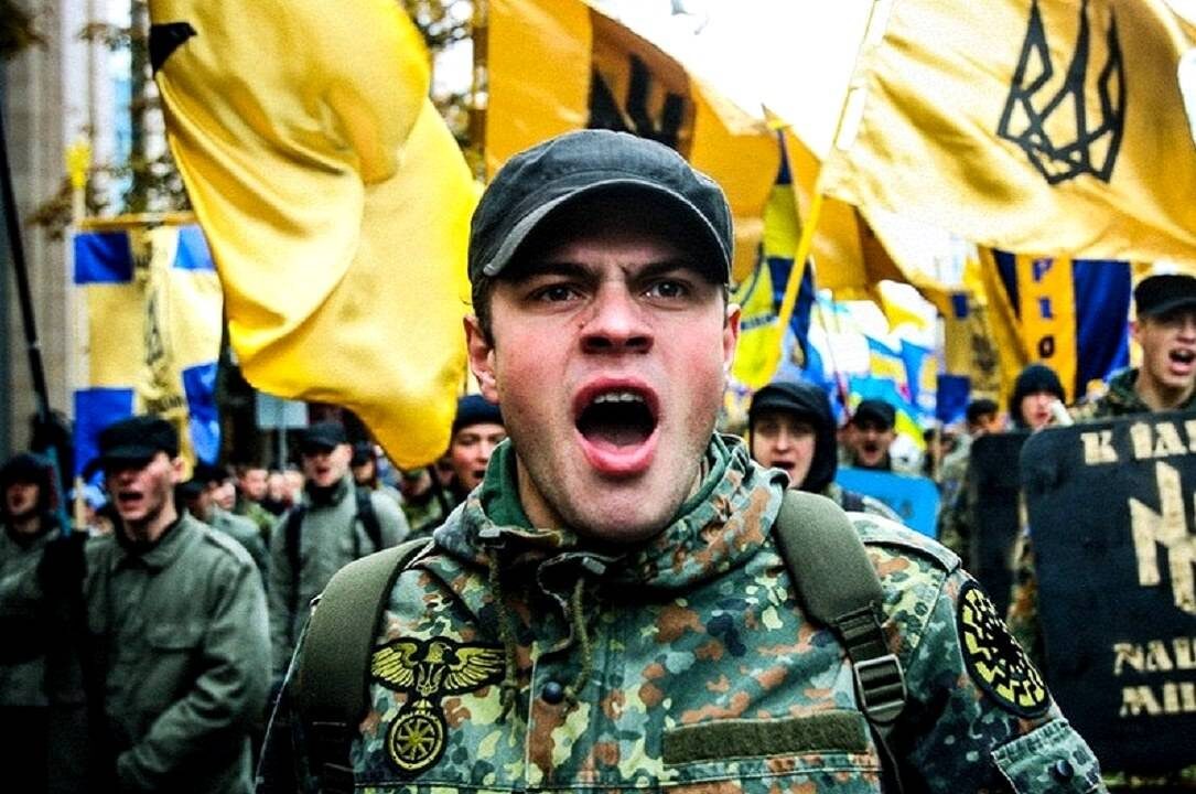 Украинский неонацист. Обратите внимание на переделанного орла вермахта.