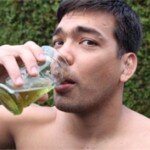 Поклонники  уринотерапии, находясь под воздействием мифов, считаю его натуральным  способом лечения. Однако, это на самом деле не так. Сейчас мы вам  расскажем о том, какие заблуждения об уринотерапии могут привести  серьезным последствиям и нанести вред вашему здоровью.