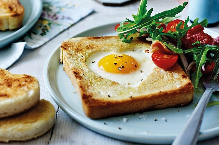Гренка с яйцом на завтрак