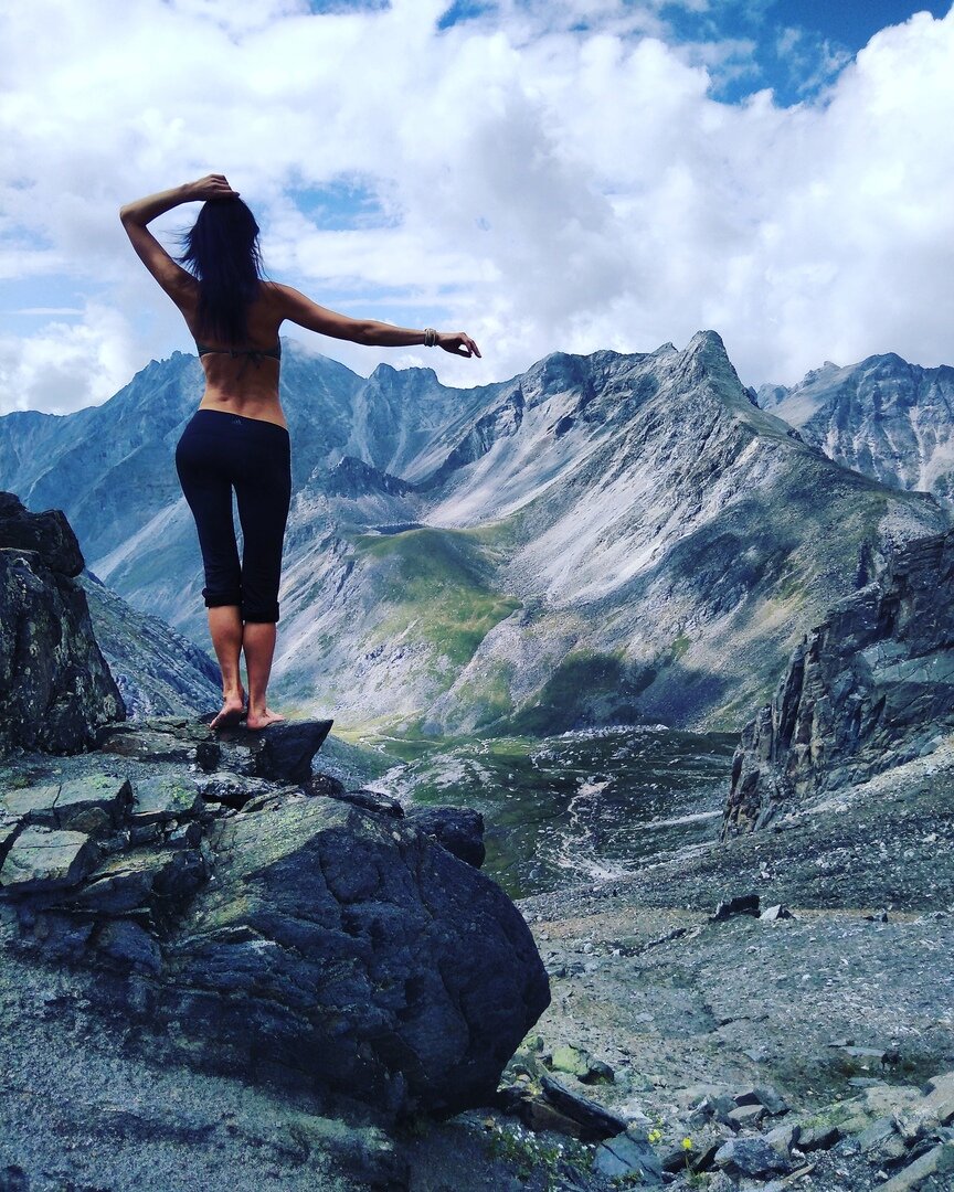 Вон к тому озеру в чашке гор в этот раз мы добежать не успели. Нужно было возвращаться в базовый лагерь...