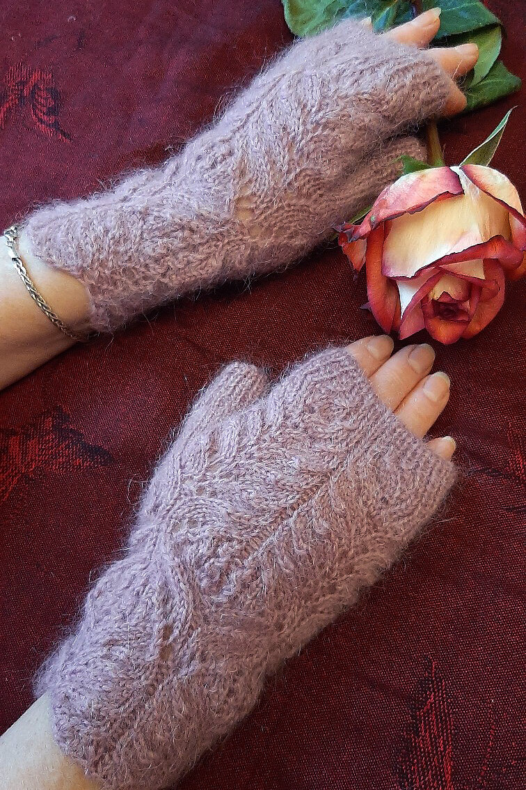 Митенки Нежные связала Ирина Смольникова