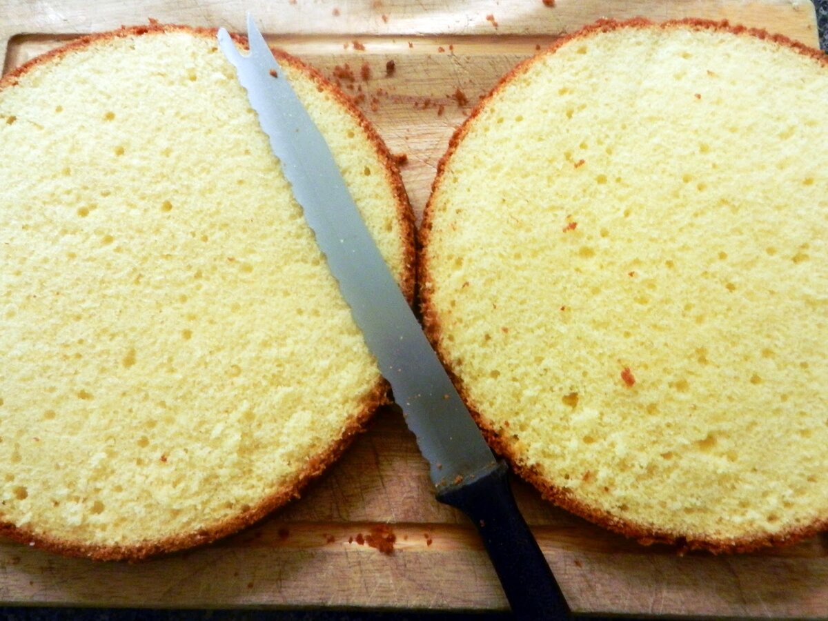 Разрезать бисквит на коржи. Разрезанный бисквит. Нож для разрезания бисквита. Для разрезания коржей бисквита.
