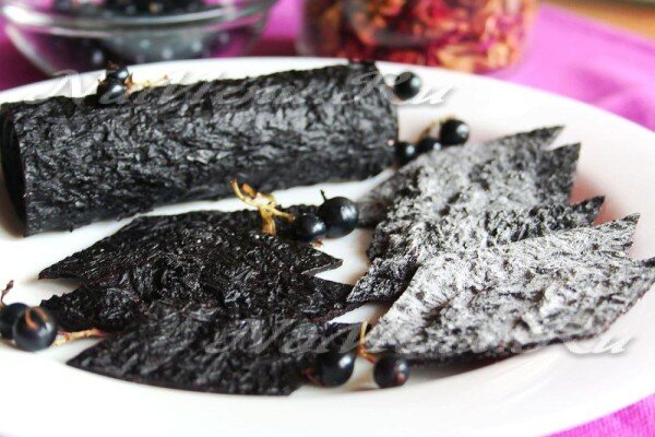 Для измельчения ягод очень удобно пользоваться такой  кухонной техникой, как блендер, раньше же смородину толкли в ступке и  только потом протирали через сито.
 Пастила из черной смородины в духовке или сушилке
 Домашняя  пастила из черной смородины готовится из взбитого пюре этой ягоды. Она  идеально подходит для производства такого десерта, поскольку содержит  много пектина и обладает очень кислым вкусом..