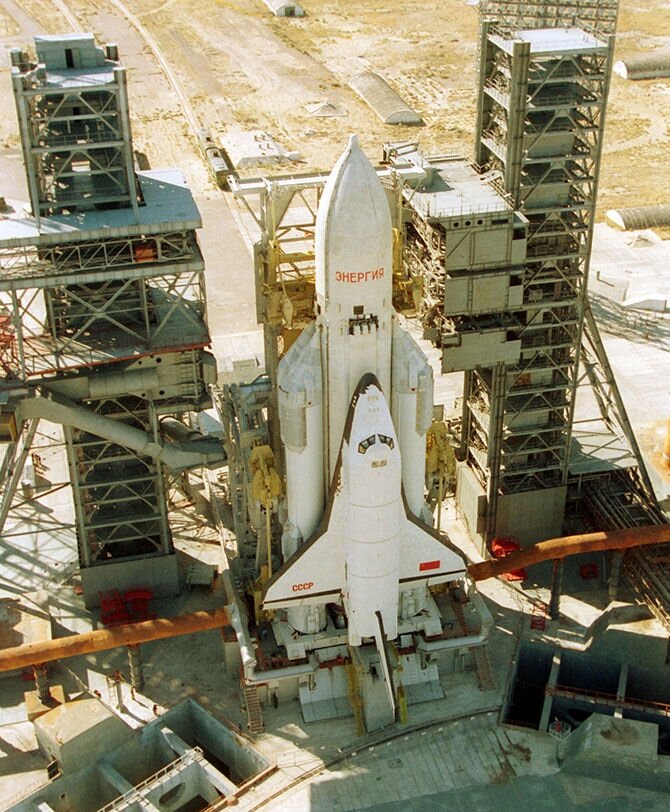 15 ноября 1988 года советский орбитальный корабль-космоплан «Буран» совершил свой первый и единственный полет. Он был ответом на аналогичный американский проект Space Shuttle и задумывался как военная система. Космический корабль был запущен с космодрома Байконур при помощи ракеты-носителя «Энергия». Продолжительность полета составила 205 минут, корабль в беспилотном режиме совершил два витка вокруг Земли, после чего произвел посадку на аэродроме Юбилейный на Байконуре. В 1990 году работы по программе «Энергия — Буран» были приостановлены, а в 1993 году программа окончательно закрыта. В связи с этим мы решили рассказать о пяти великих проектах СССР, которые были свернуты.  «БУРАН» «Буран» изначально задумывался как военная система. Он создавался как ответ шаттлу. В СССР сделали вывод, что американский корабль сможет нести ядерные боеприпасы и атаковать ими территорию СССР практически из любой точки околоземного космического пространства. Для посадок космоплана «Буран» была специально оборудована усиленная взлетно-посадочная полоса (ВПП) на аэродроме Юбилейный на Байконуре. Полноразмерный аналог «Бурана», имевший обозначение БТС-002(ГЛИ), был изготовлен для летных испытаний в атмосфере Земли. В его хвостовой части стояли четыре турбореактивных двигателя, позволявших ему взлетать с обычного аэродрома. Свой первый и единственный космический полет «Буран» совершил 15 ноября 1988 года. Космический корабль был запущен с космодрома Байконур при помощи ракеты-носителя «Энергия». Продолжительность полета составила 205 минут, корабль совершил два витка вокруг Земли, после чего произвел посадку на аэродроме Юбилейный на Байконуре. Полет прошел без экипажа в автоматическом режиме с использованием бортового компьютера и бортового программного обеспечения, в отличие от шаттла, который традиционно совершает последнюю стадию посадки на ручном управлении. В 1990 году работы по программе «Энергия — Буран» были приостановлены, а в 1993 году программа окончательно закрыта. Единственный летавший в космос «Буран» был разрушен в 2002 году при обрушении крыши монтажно-испытательного корпуса на Байконуре, в котором он хранился вместе с готовыми экземплярами ракеты-носителя «Энергия». 