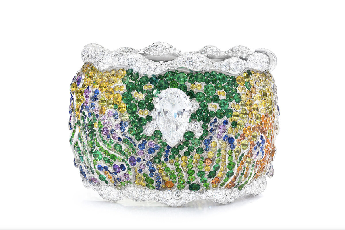 Браслет-манжета от Anna Hu с бесцветными и желтыми бриллиантами, демантоидами, дравитами, сапфирами и цветными сапфирами, спессартинами (оранж гранат).