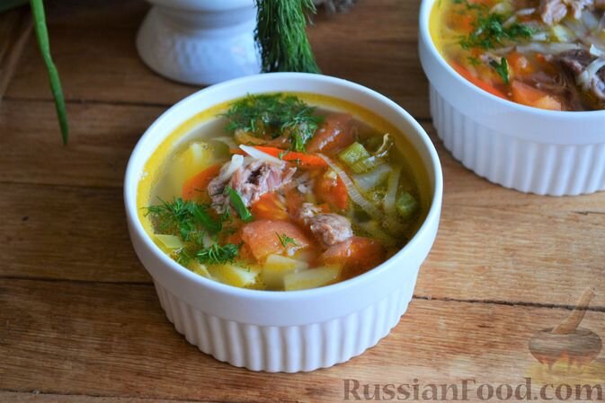 тушенка говяжья, капуста белокочанная, помидоры, картофель, перец болгарский, лук-порей, морковь, чеснок, лавровый лист, соль, перец чёрный молотый, масло растительное, зелень укропа, зелень петрушки, бульон мясной