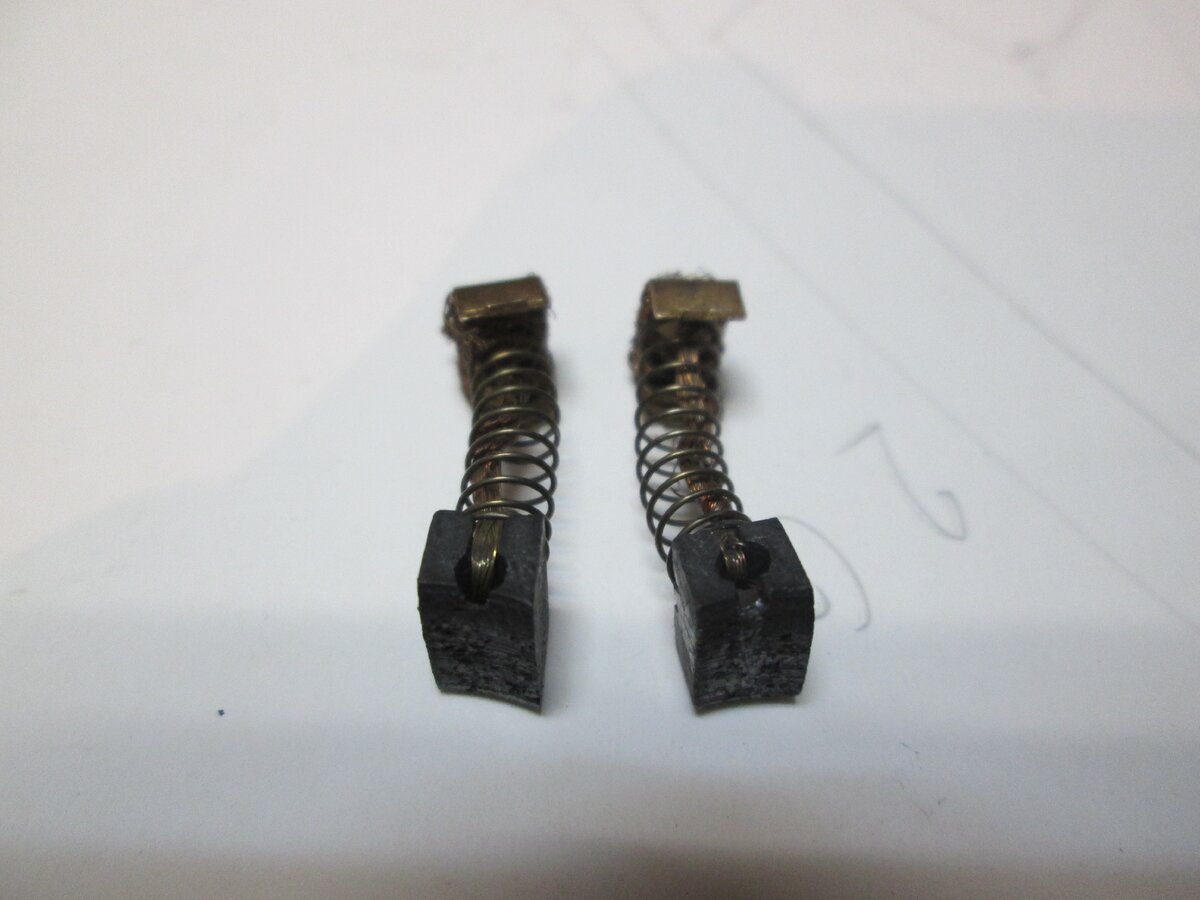 Мои старые щетки, во время заметил неладное еще чуть чуть и протерлись до проводов загубив  коллектор.