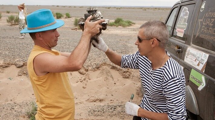 Что особенного в разборке/сборке дифференциала?  Пусть даже она происходит в песках Гоби... А причина - установка "усиленных" полуосей перед выездом.