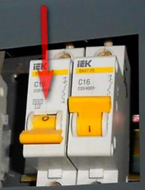 Самое важное перед работой с электричеством ОТКЛЮЧИ и ПРОВЕРЬ отсутствие напряжения! Автомат на фото с лево находится в выключенном положении!