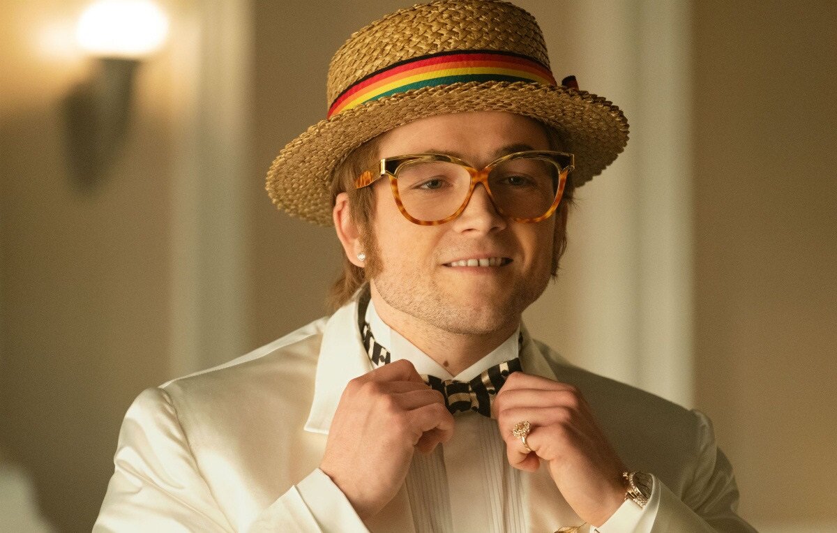 Где лучшие вечеринки? Тэрон Эджертон собирается на "Глобус" (кадр из к/ф "Рокетмен")