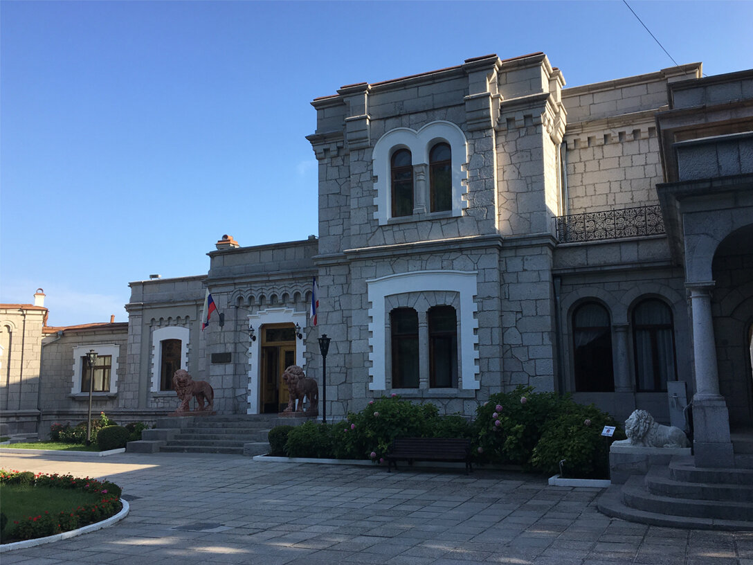 Вид на дворец снаружи