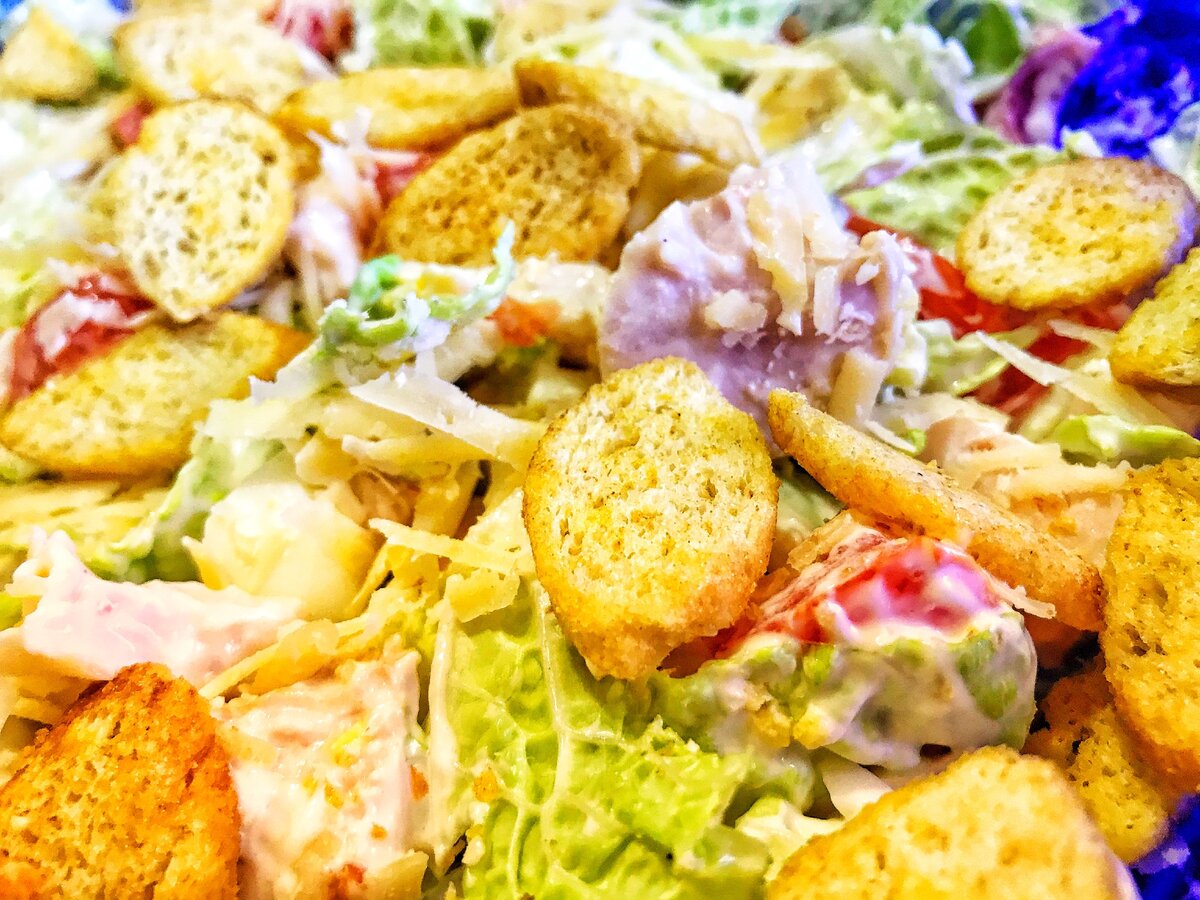 Салат Цезарь с копченой курицей и сухариками