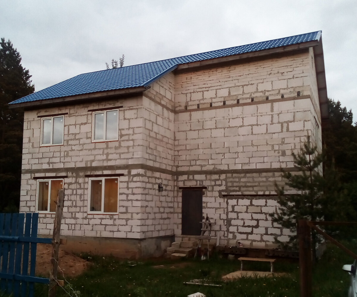 Возведены два этажа + мансарда