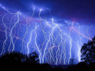 Люди, многократно пораженные молнией не редкость. Американский егерь по имени Рое Саливане даже умудрился попасть в книгу рекордов Гиннеса с необычным рекордом. В тело смотрителя Национального парка, молния попадала семь раз.