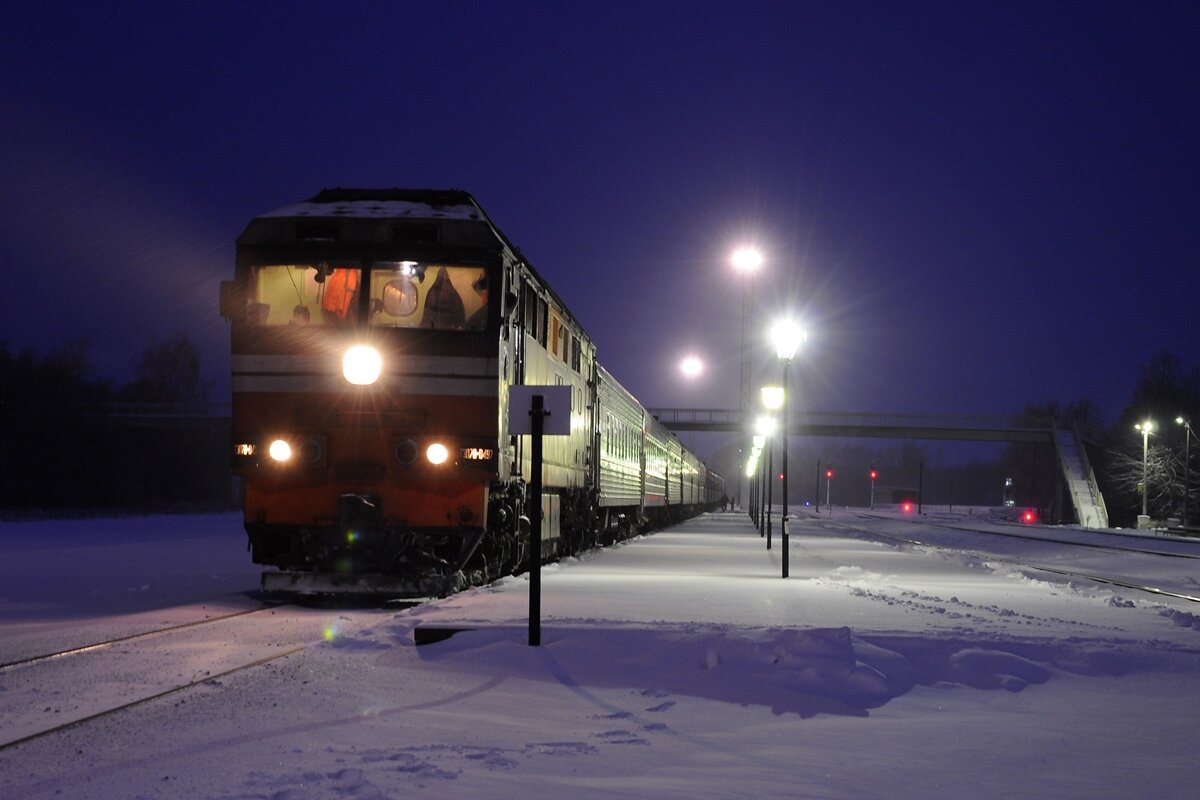 Поезд в зимней ночи. Тэп70 ночью. ТЭП 70 зимой. Поезд ночью зимой. Поезд на платформе зимой ночью.