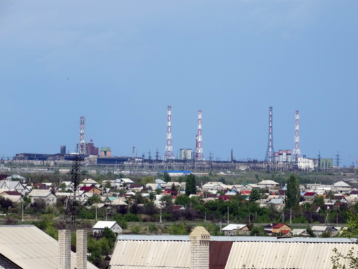 волгоградский тракторный завод. алюминиевый завод и зелёная роща. волгоград река волга завод. промышленность города волгограда. промышленность города волгограда.