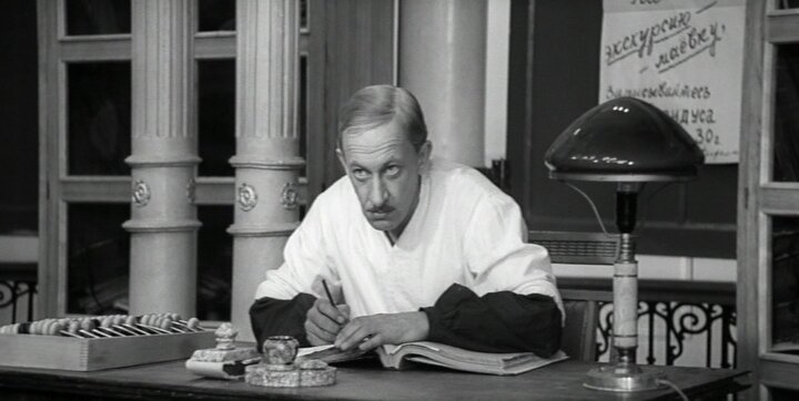 Кадр из к/ф "Золотой телёнок" по мотивам произведения И.Ильфа и Е.Петрова. На кадре - миллионер Корейка.