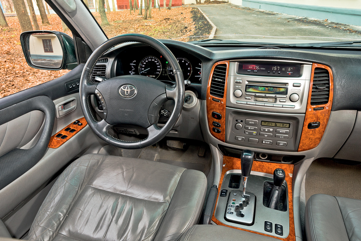 Интерьер Toyota LC100 (фото: Авторевю)