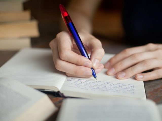 начните работать на благо себе еще во время занятия. Делайте записи, если вам что-то не понятно – не сидите пнем, спрашивайте, участвуйте в дискуссии. Так материал будет приобретать для вас осознанные формы, станет более реальным, а значит, вы его проще усвоите;