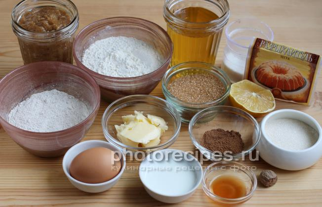 Пшеничная мука – 140 г; Ржаная мука – 70 г;
Яйца куриные – 1 шт.;
Мед – 190 г;
Сахар коричневый – 70 г;
Сливочное масло – 25 г;
Молоко – 30 мл;
Разрыхлитель – 1,5 ч. л.;
Яблочное повидло – 150 г;
Ароматные «духи» - 2 ч. л.;
Мускатный орех – на кончике ножа;
Соль – щепотка;
Вода – 1 ст. л.;
Сахар белый – 45 г (для помадки);
Лимонный сок – 1/2 ч. л.