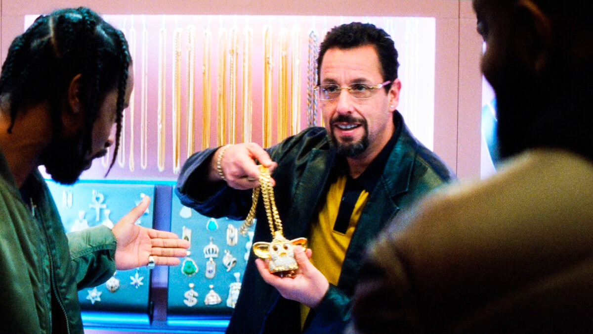 Адам Сэндлер в роли владельца ювелирного магазина. Фильм "Неограненные драгоценности"