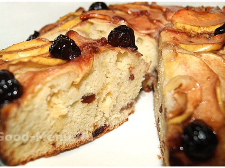 Готовится пирожок просто, все ингредиенты недорогие, но на вкус пирог получается изумительный – и все благодаря яблочку и всего одной столовой ложке меда.