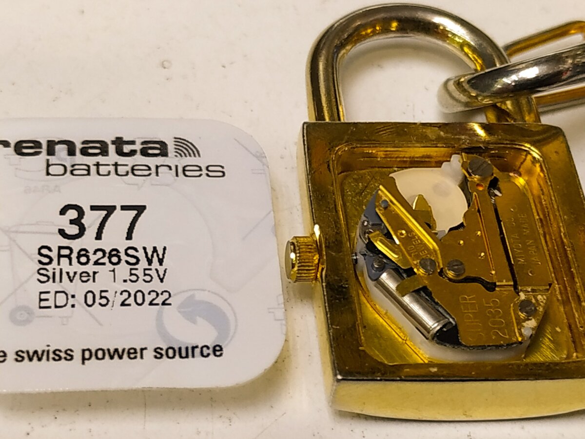 В часах стоит надёжный японский механизм MIYOTA.