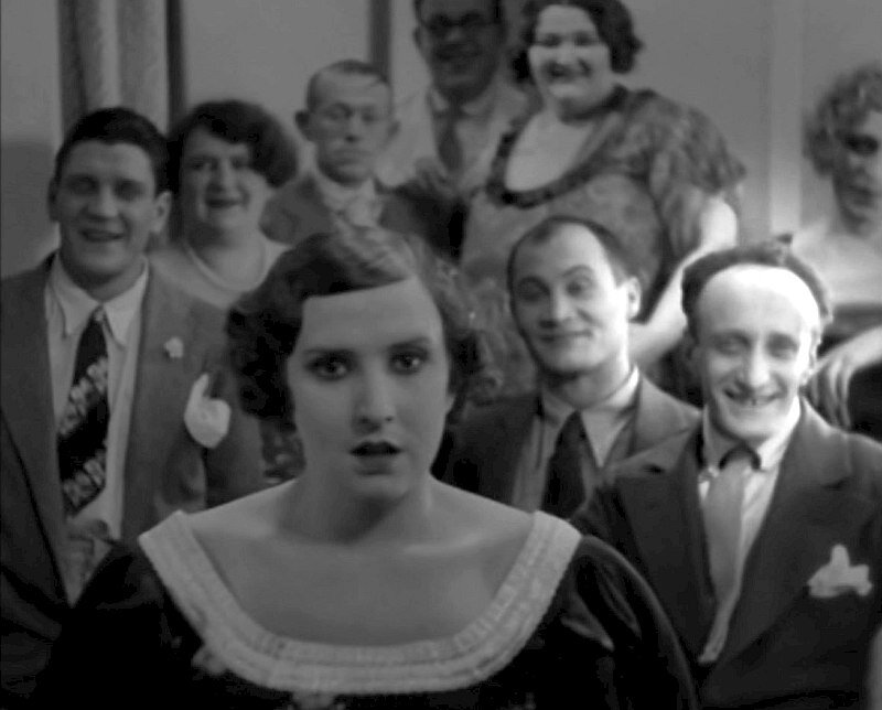 Кадр из первой советской музыкальной комедии «Весёлые ребята» (1934). Высветлено лицо В.Я. Парнаха. Это открытие сделал таганрогский режиссёр-документалист Михаил Басов в процессе работы над фильмом «Валентин Парнах. Не здесь и не теперь» (2011).