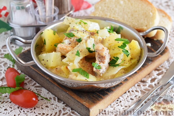 свинина, капуста белокочанная, картофель, лук репчатый, сметана, горчица, мука, сок лимона, цедра лимона, сахар, лавровый лист, соль, перец чёрный молотый, масло растительное, зелень петрушки