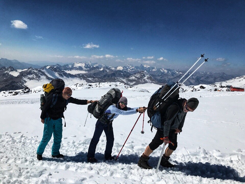 Принцип, кто тебя окружает, тем ты и будешь – в горах работает абсолютно также. ⠀
В сильной и дружной команде у тебя нет шансов стать аутсайдером.
⠀
А как же, отстающий? Спросите вы.
Отвечаю!
Не последний, не крайний ни тем более отстающий. В сильной команде есть только замыкающий, пусть он даже немного и отстал.
⠀
Группа движется со скоростью замыкающего, потому что, важен каждый участник. Потому что, замыкающим может сталь любой из команды, ты никогда не знаешь на перёд, как отреагирует твой организм на высоту и окружающие условия. Вдруг у тебя сломается «кошка» или начнут запотевать очки? Что угодно может пойти не так и в любой момент. А уверенность в команде должна быть всегда!
Логика простая, если команда начинает «клевать» слабого, по их мнению, то можешь быть уверен, что в подобной ситуации тебя ждёт та же участь. А тебе, идти с ними в одной связке, тебя должны страховать… Где доверие, где мотивация и вклад в общее дело с такой постановкой? Её нет, как нет уверенности в коллективе и преданности общей цели. И потому, можно точно сказать, что если команда обсуждает слабого, без разницы как, в открытую или по-тихому, то это явный признак того, что это не твоя команда. И если даже вы покорите вершину, то радость от этого будет не полной, будет не яркой, будет с оговоркой.
⠀
В команде «здорового человека» отстающему всегда помогут, подбодрят и при необходимости «по-братски» дадут волшебного ускоряющего пенделя. Все вместе посмеётесь и пойдёте дальше. Говорить про процент успеха той и другой команды я думаю нет смысла.
⠀
Всем тяжело, все поднимаются на пределе и тем не менее на восхождении все, как один! Только уже спустившись вниз, можно принять решение, брать или не брать того или иного участника, а там, только вперёд или все назад!
⠀
Другой вопрос, как найти свою команду?
Очень просто, но не обязательно быстро!))) Свою команду и людей, с которыми тебе по пути, ты обязательно встретишь, но только есть одно условие. Ты должен быть таким же, какими хочешь, чтобы были они.
⠀
Вот так, в горах всё просто!))) #СамомуСебе