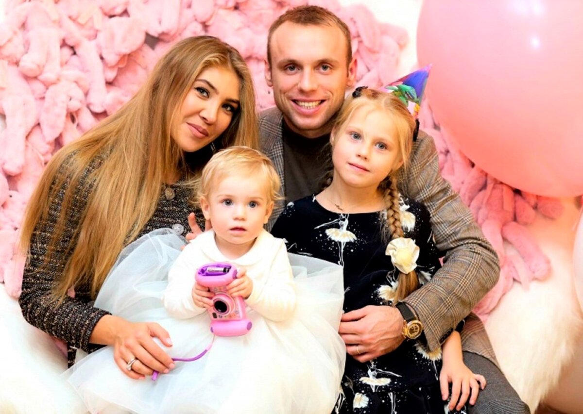 Денис Глушаков со своей бывшей женой и двумя детьми
