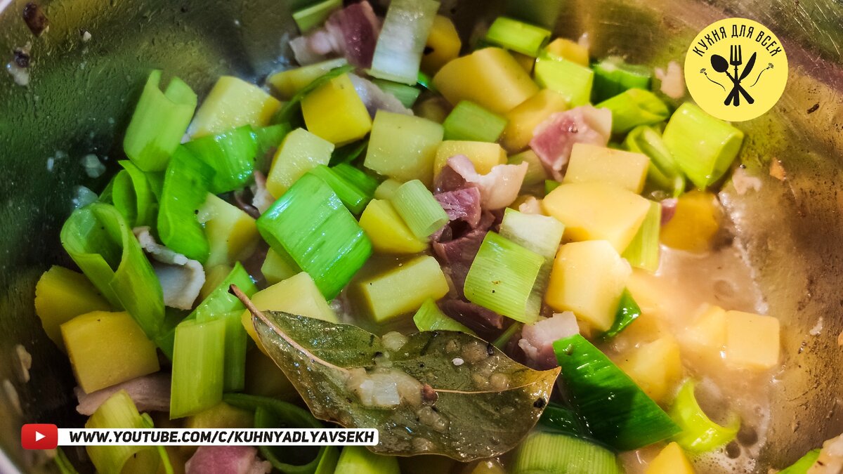 Процесс приготовления супа с копчёным беконом, картофелем и кукурузой