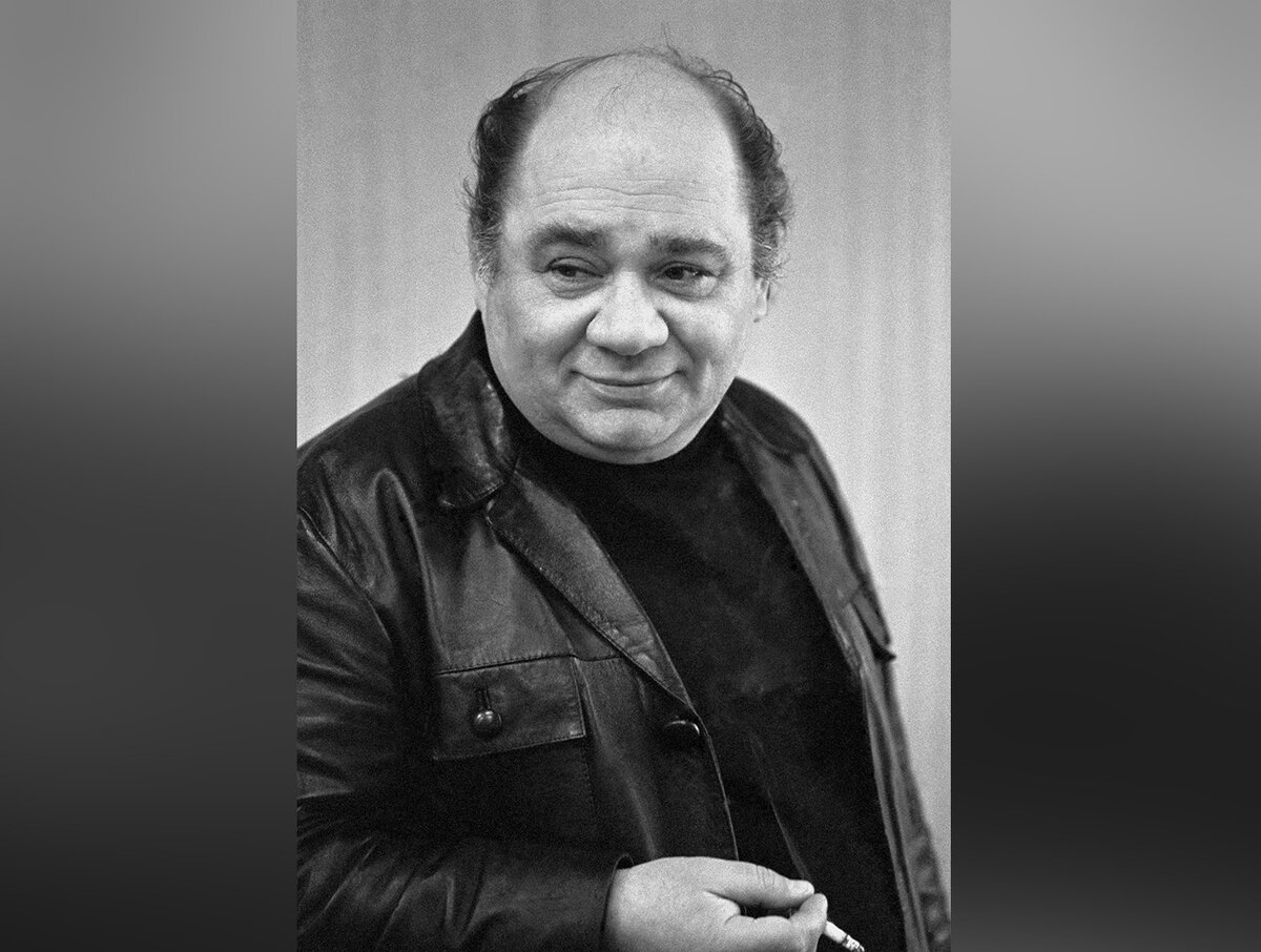Источник: https://mir24.tv/articles/16375732/vsya-moya-zhizn-chereda-obid-kak-evgenii-leonov-stradal-ot-nedostatka-lyubvi-i-nezhnosti