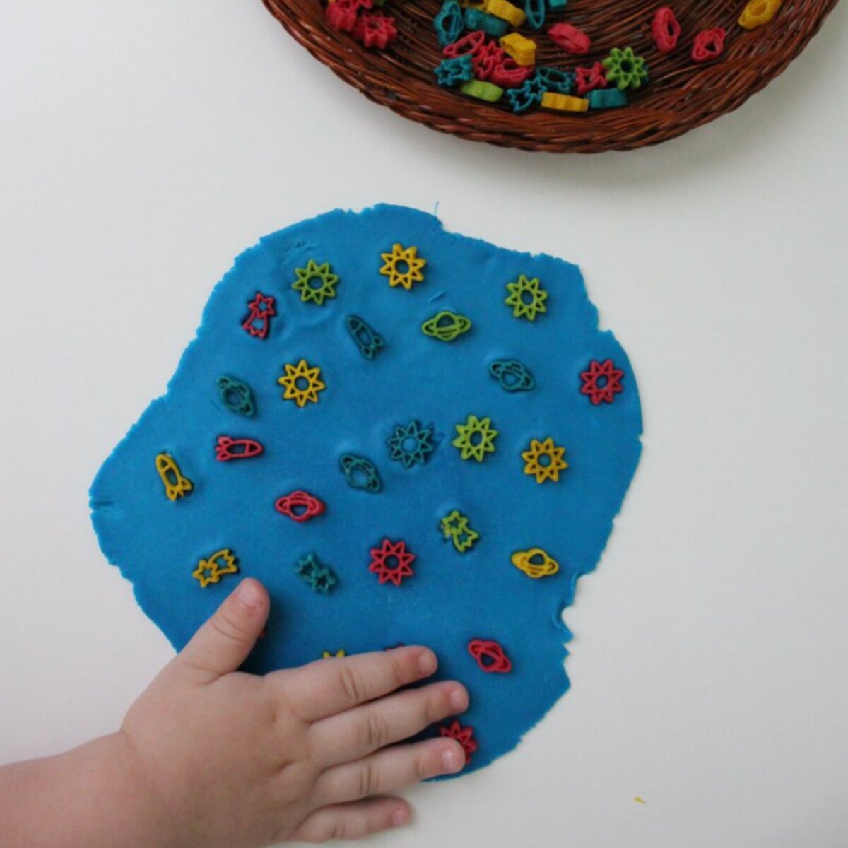 1. Космос (вдавливаем макароны в тесто для лепки)